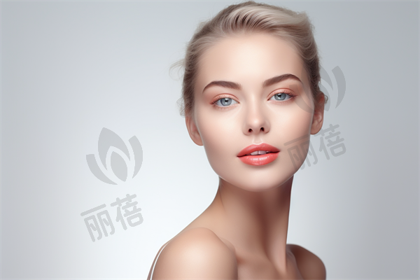 割完双眼皮一个月后是否可以进行水润针注射?了解相关注意事项与建议。