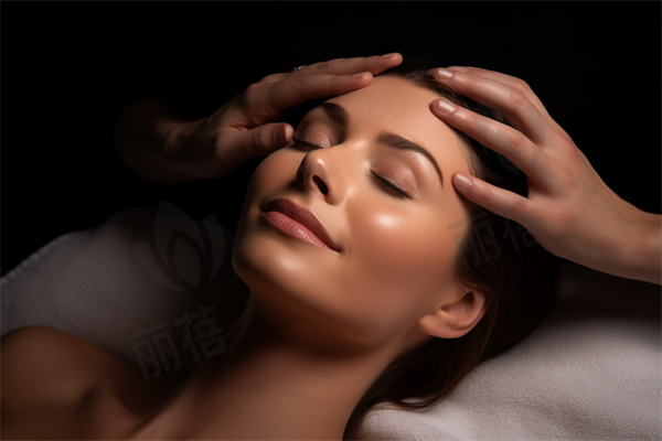 提眉手术后留下的疤痕如何有效消除?有哪些方法可以帮助改善疤痕?